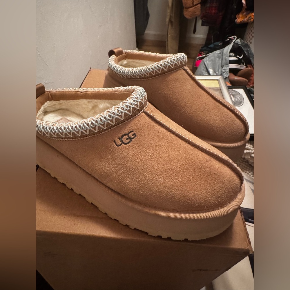 Like new Platform women’s ugg taz slip on in color sand